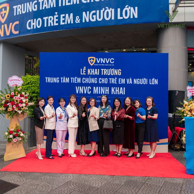 chụp ảnh lưu niệm trong sự kiện khai trương vnvc minh khai 2023