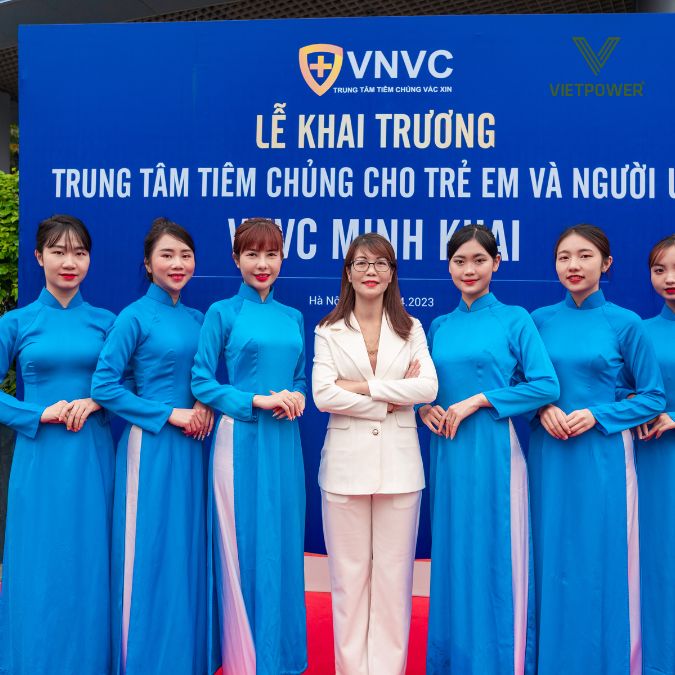 nhân viên chụp hình lưu niệm trong sự kiện khai trương vnvc minh khai 2023