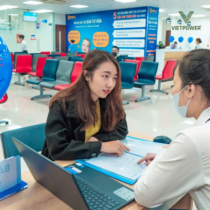 nhân viên tư vấn khách hàng tiêm vắc xin trong sự kiện khai trương vnvc minh khai 2023