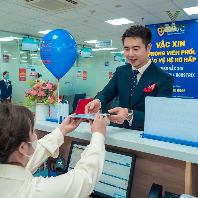 khách hàng làm thủ tục tiêm vắc xin trong sự kiện khai trương vnvc minh khai 2023