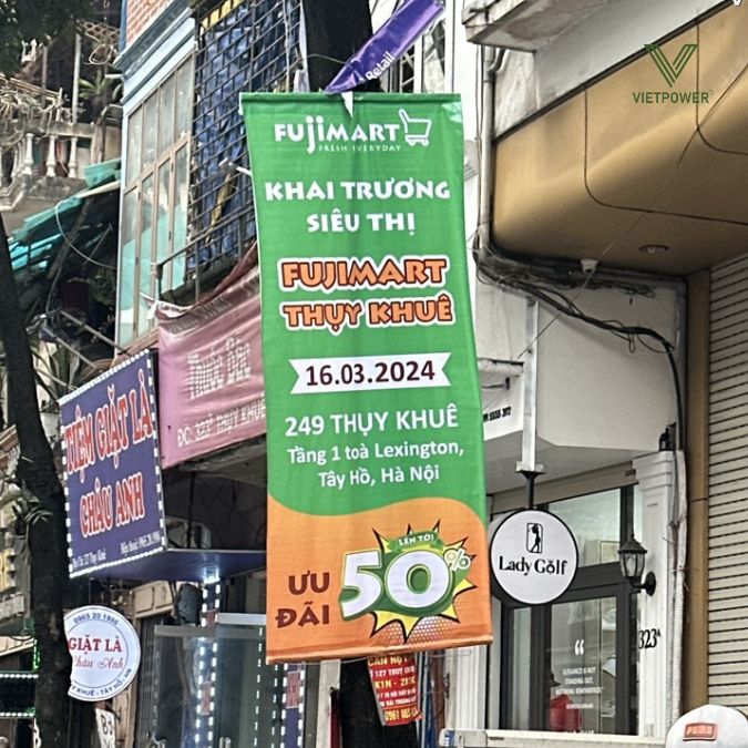 Băng rôn khai trương cửa hàng treo ở đường phố.