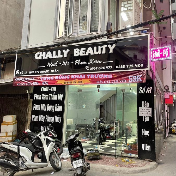 Băng rôn khai trương cửa hàng phải được treo đúng cách để không ảnh hưởng đến an toàn giao thông hoặc gây khó chịu cho người dân xung quanh.