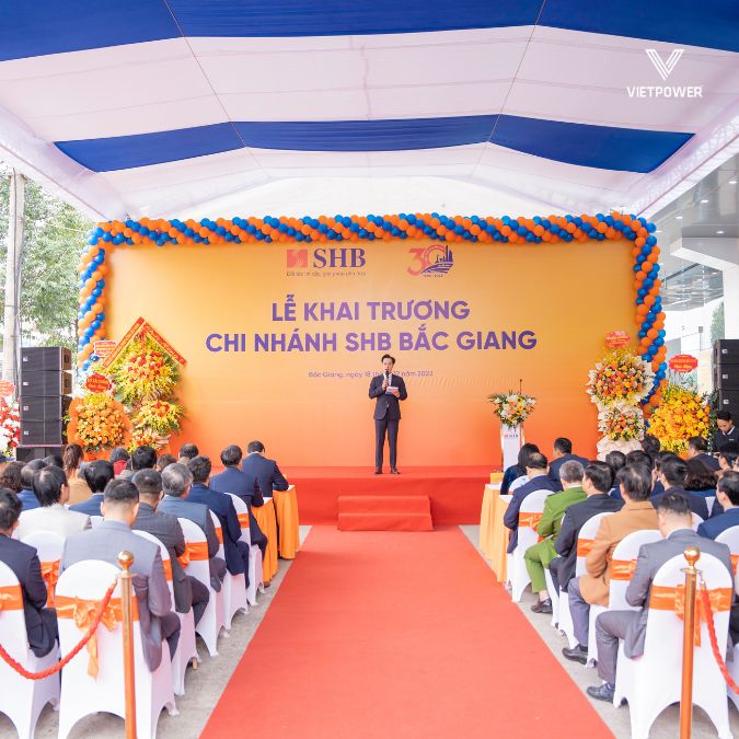 Trong bất kỳ sự kiện khai trương nào, background chính là nơi mọi ánh nhìn đổ dồn