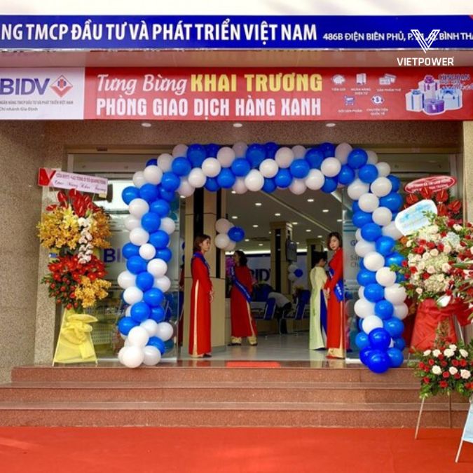Sử dụng poster khổ lớn, banner treo ngang tại cửa hàng hoặc nơi công cộng giúp tăng khả năng nhận diện sự kiện khai trương.