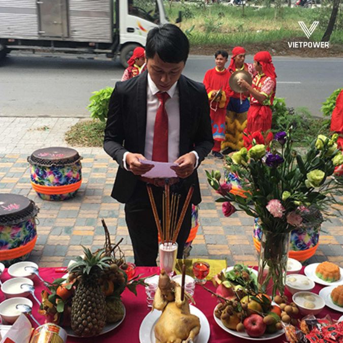 Trong khi đọc khấn nên đứng thẳng, hai tay chắp trước ngực hoặc cầm tờ văn khấn bằng hai tay.