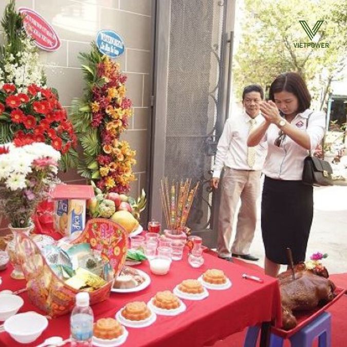 Đọc văn khấn là một nghi thức quan trọng trong lễ khai trương.