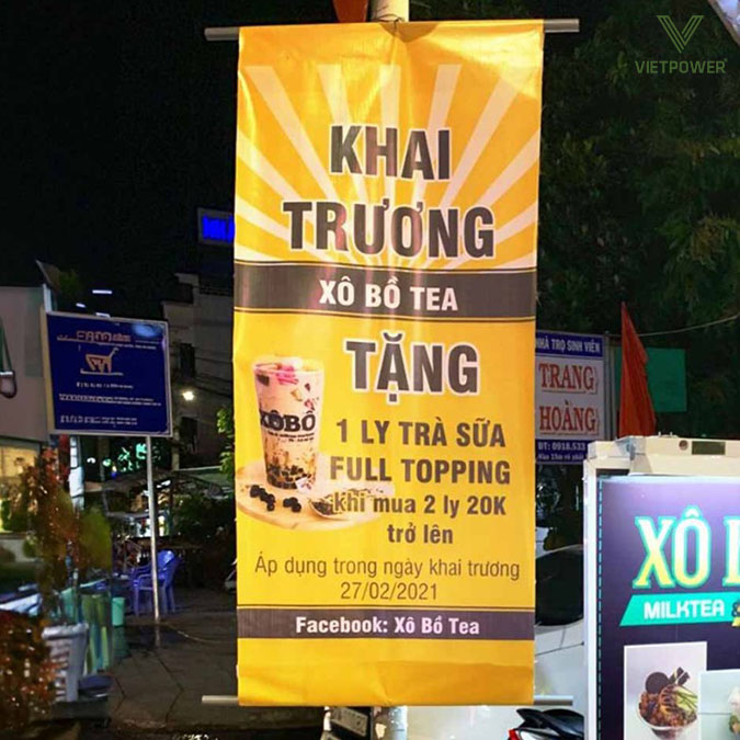 Banner khai trương quán trà sữa treo ngoài trời