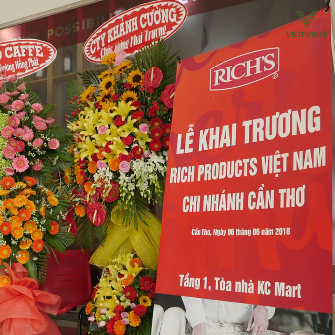 Banner standee dựng trước cửa hàng giúp tăng độ nhận diện trực tiếp tại điểm bán
