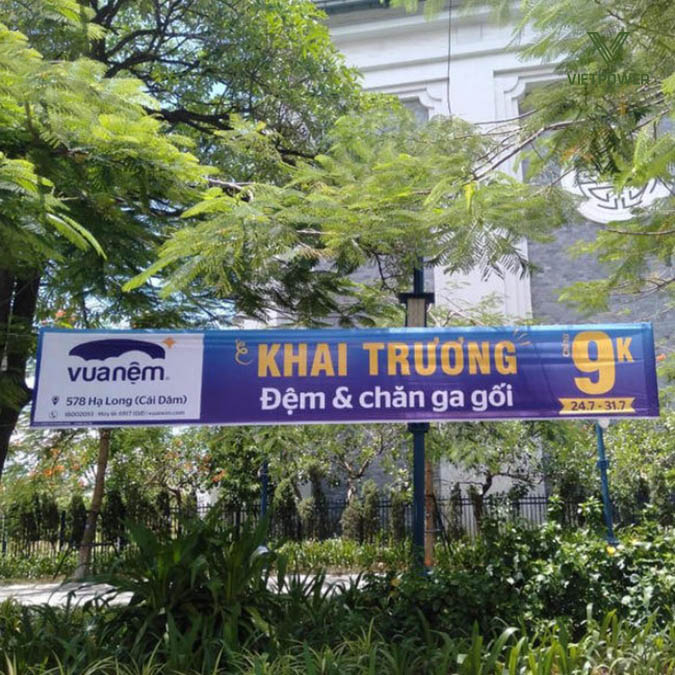 Banner treo ngoài trời có khả năng chống thấm, chịu nắng mưa tốt