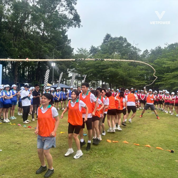 Tiếp nối sự sôi động, phần thi “Nhảy dây đồng đội” thực sự là màn thử thách sự phối hợp và tinh thần tập thể.