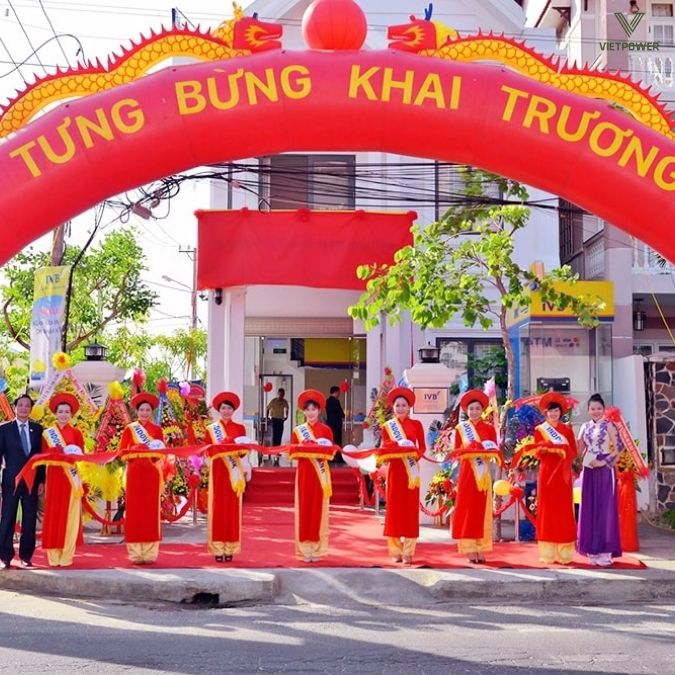 Tổ chức lễ khai trương quán ăn bài bản không chỉ mang ý nghĩa phong thủy, cầu may mắn mà còn đem lại nhiều giá trị thiết thực cho kinh doanh.