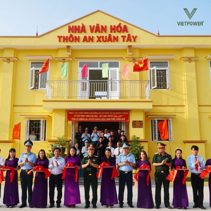 Thực hiện nghi thức cắt băng khánh thành nhà văn hóa thôn
