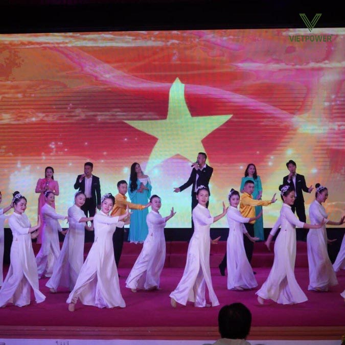 Giao lưu văn nghệ tự do trong phần hội của lễ khánh thành