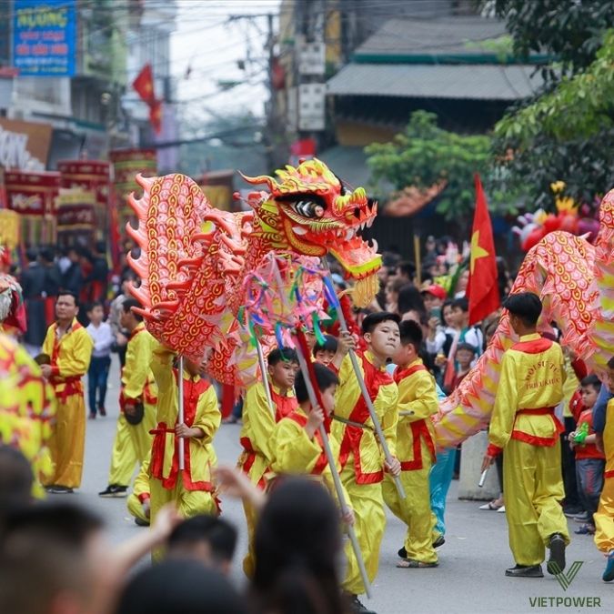 Văn nghệ phần hội do bà con hoặc các đơn vị tổ chức