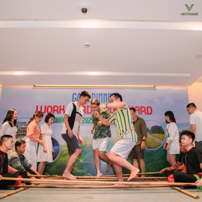 Các thành viên hào hứng nhảy sạp cùng nhau trong tiếng tre gõ rộn ràng