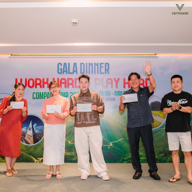 Trao giấy chứng nhận ghi nhận thành tích của nhân viên