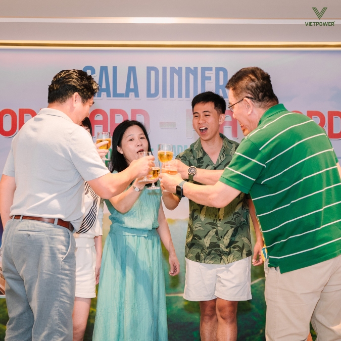 Nâng ly chúc mừng chương trình thành công