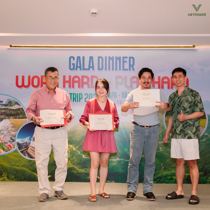 Trao giấy chứng nhận ghi nhận thành tích của nhân viên