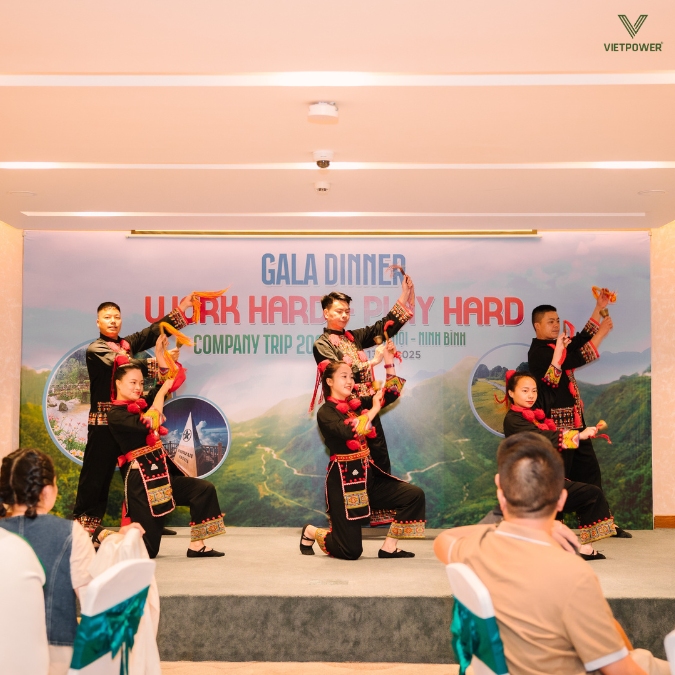 Đoàn vũ công trong trang phục dân tộc, bùng nổ vũ điệu quạt đầy nhiệt huyết