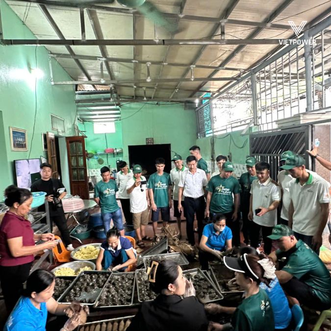 Mở đầu hành trình là hoạt động đầy thú vị tại làng nghề bánh gai trứ danh xứ Thanh.