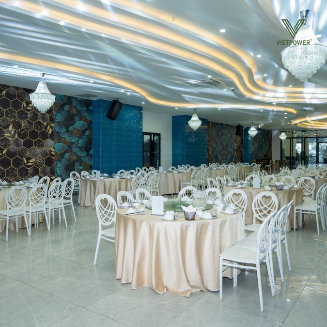 Sắp xếp bàn ghế khoa học, phối hợp khăn trải, hoa tươi, nến, thực đơn theo tone màu & phong cách sự kiện (sang trọng, cổ điển, hiện đại…).
