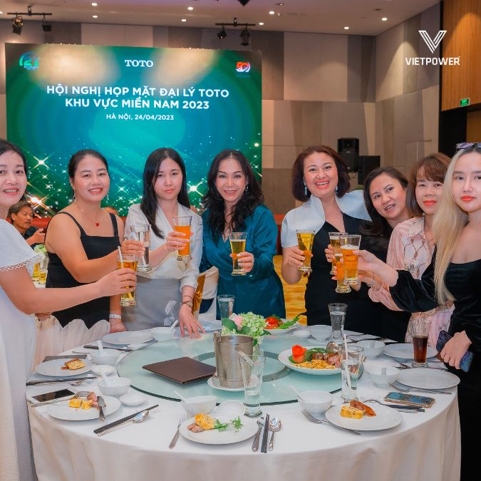 Việc chăm sóc khách mời tận tình sẽ để lại ấn tượng tốt đẹp và gia tăng thiện cảm với thương hiệu.