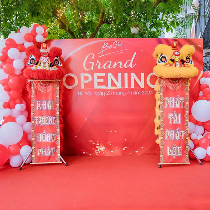Background khai trương với tông đỏ rực rỡ và trang trí đi kèm