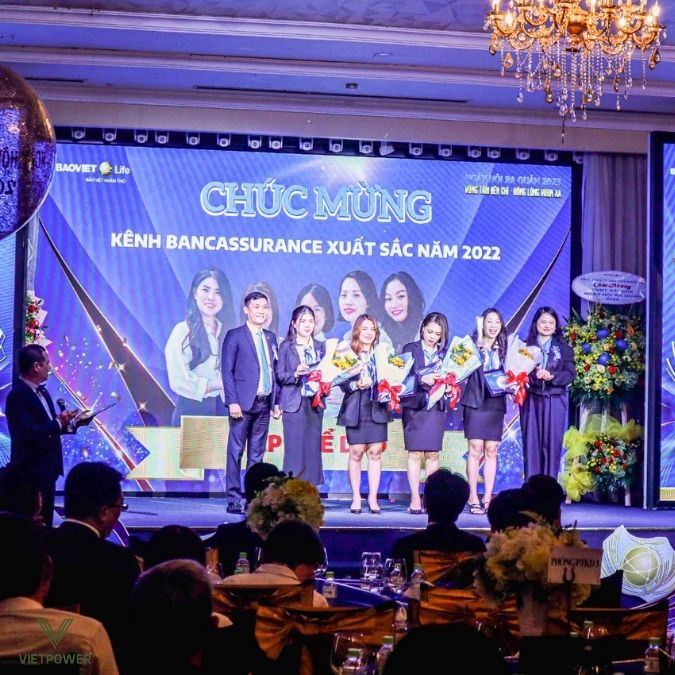 Background tri ân khách hàng phong cách sang trọng