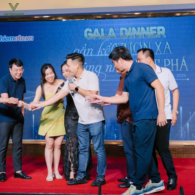 Khoảnh khắc nâng ly chúc mừng của toàn thể thành viên công ty Khoảnh khắc nâng ly chúc mừng của toàn thể thành viên công ty