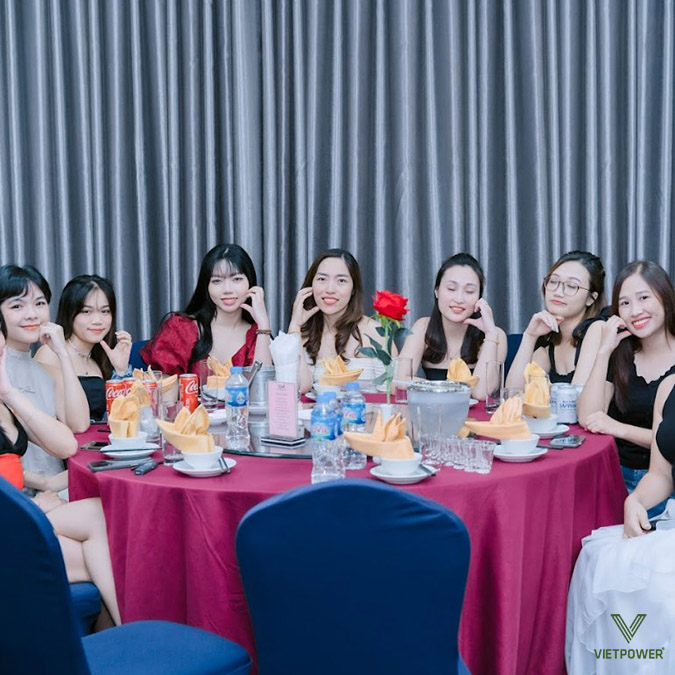 Đêm Gala Dinner diễn ra đầy cảm xúc cùng toàn thể thành viên Đêm Gala Dinner diễn ra đầy cảm xúc cùng toàn thể thành viên