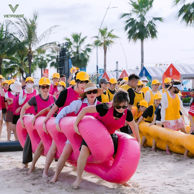 Các thành viên hào hứng cho phần thi của đội mình