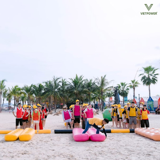 Đua phao đồng đội đòi hỏi nhịp bước ăn khớp và sự đồng lòng tuyệt đối