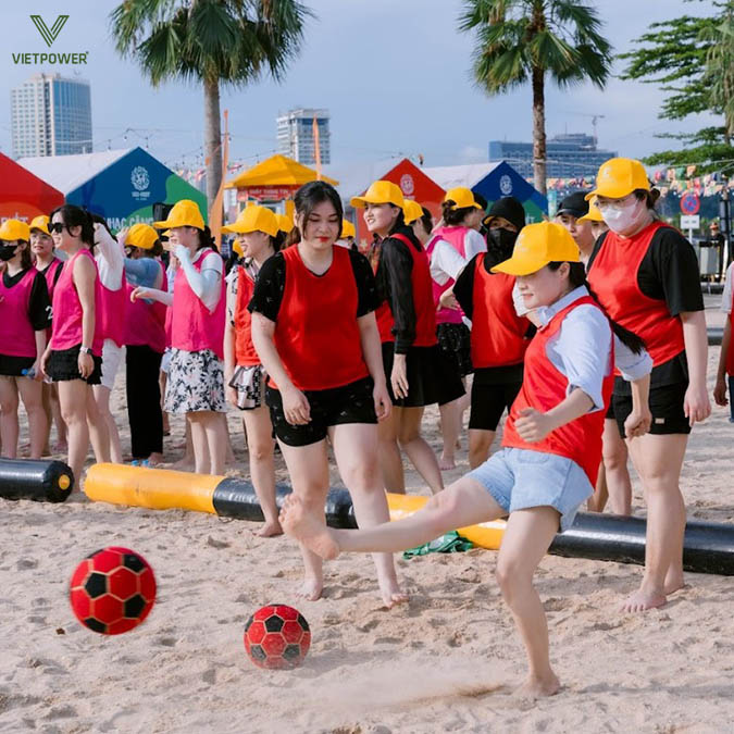 Các thành viên cùng phối hợp chuyền bóng như trong một trận đấu mini Các thành viên cùng phối hợp chuyền bóng như trong một trận đấu mini