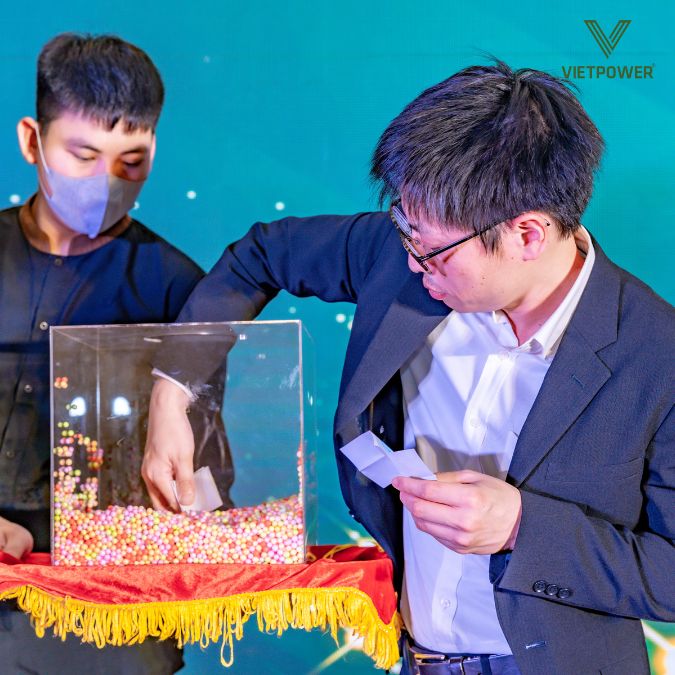 Bốc thăm may mắn là một trong những hoạt động được yêu thích nhất tại sự kiện tri ân khách hàng