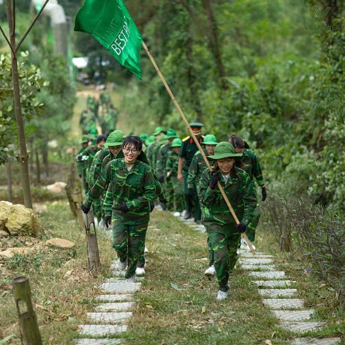 Các chiến binh BPVN cùng hành quân qua địa hình hiểm trở Các chiến binh BPVN cùng hành quân qua địa hình hiểm trở