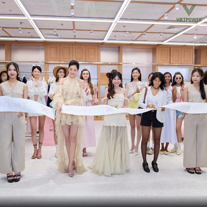 Cắt băng khai trương với lời hô của MC để tạo sự đồng bộ