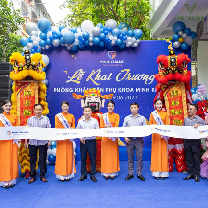 MC giới thiệu nghi thức và mời đại biểu lên sân khấu