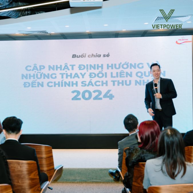 Diễn giả đang phát biểu trước màn hình lớn tại hội thảo Sales Briefing của Pruventure