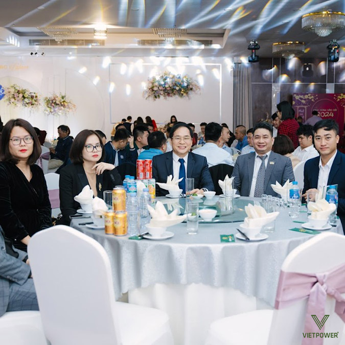 Đêm tiệc với sự tham dự của toàn thể thành viên công ty Đêm tiệc với sự tham dự của toàn thể thành viên công ty