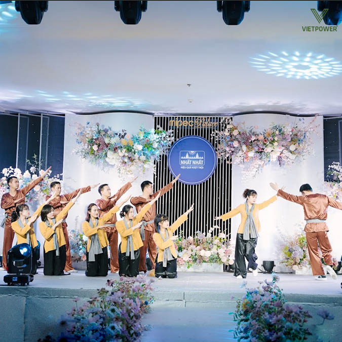 Sự phối hợp nhịp nhàng của các thành viên với tiết mục "cây nhà lá vườn" Sự phối hợp nhịp nhàng của các thành viên với tiết mục "cây nhà lá vườn"