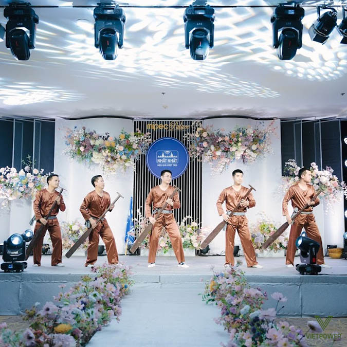 Các tiết mục văn nghệ sôi động mang tới niềm vui và cảm xúc Các tiết mục văn nghệ sôi động mang tới niềm vui và cảm xúc