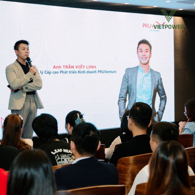 Chân dung Anh Trần Viết Linh, Giám đốc Cấp cao Phát triển Kinh doanh Pruventure, đang thuyết trình tại hội thảo
