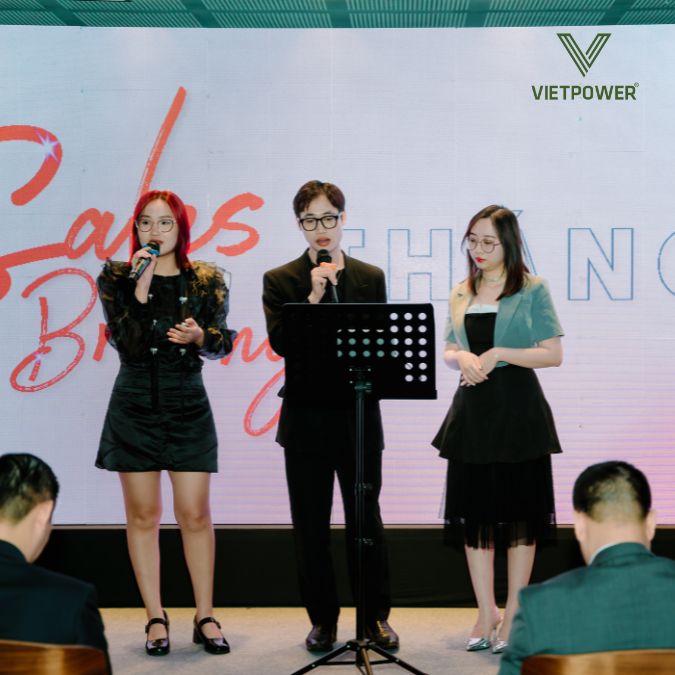 Các thành viên đang biểu diễn văn nghệ trên sân khấu tại hội thảo Sales Briefing của Pruventure