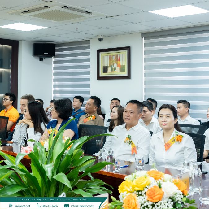 Mọi người ngồi ổn định vị trí
