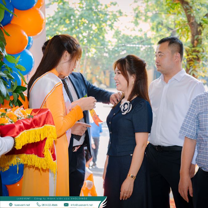 Chào đón khách mời vào dự lễ khai trương