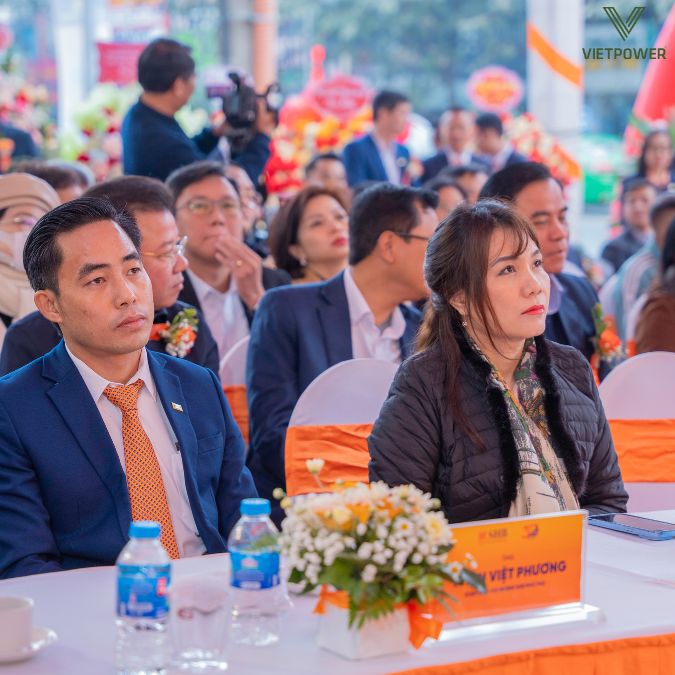 Ổn định chỗ ngồi chuẩn bị cho buổi lễ khai trương
