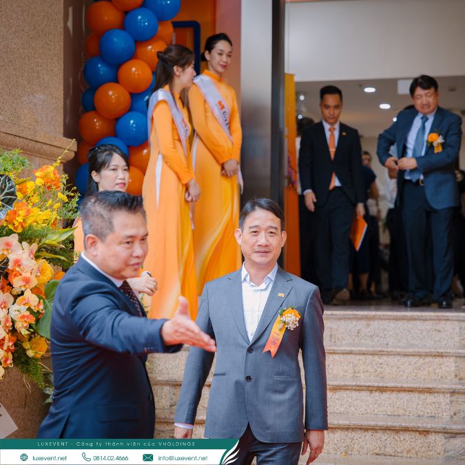 Nhân viên chỉ dẫn khách mời tới lễ dự khai trương