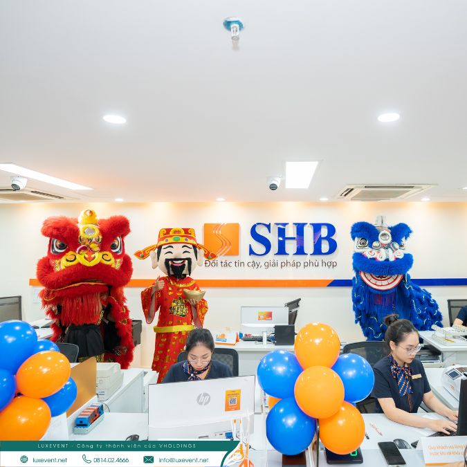 Đoàn múa lân diễn tại SHB Bà Triệu