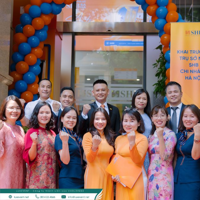 Cán bộ nhân viên cùng nhau chụp lại những khoảnh khắc này