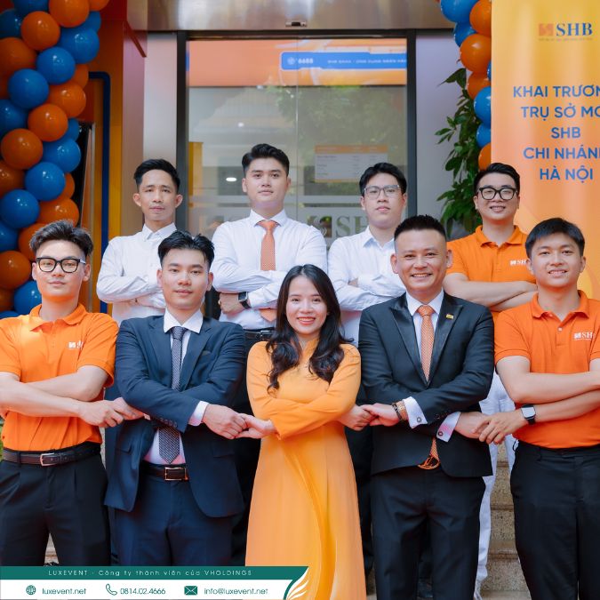 Cán bộ nhân viên chụp ảnh kỉ niệm